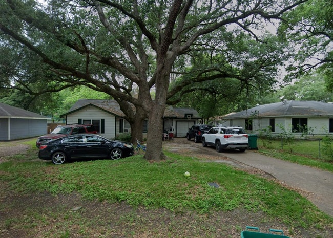Primary Photo - 1006 E Camp Cir