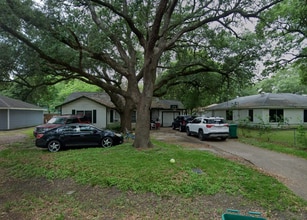 Building Photo - 1006 E Camp Cir