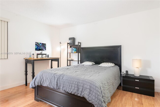 Building Photo - 8885 Fontainebleau Blvd