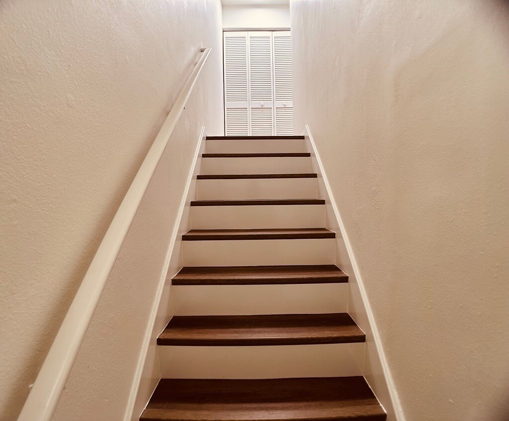 Stairway to Bedroom - 1575 Ridenour Pkwy NW