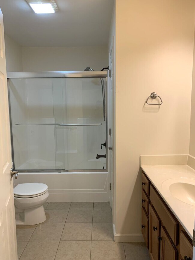 Building Photo - BEAUTIFUL 3 BED/2.5 BATH TOWNHOUSE!!