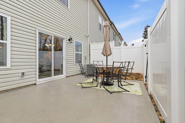 Building Photo - 17 Saltford Ln