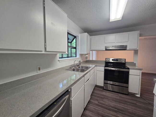 Building Photo - Charming and Spacious Home