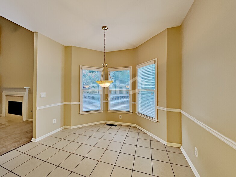 Building Photo - 3305 Maple Terrace Dr