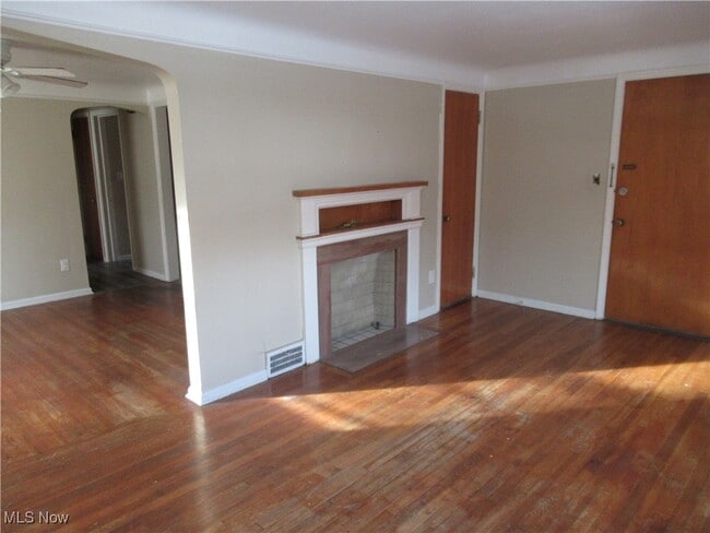 Building Photo - 410 E 222nd St