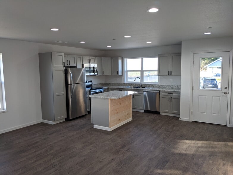 Kitchen - 2399 Karen Ct