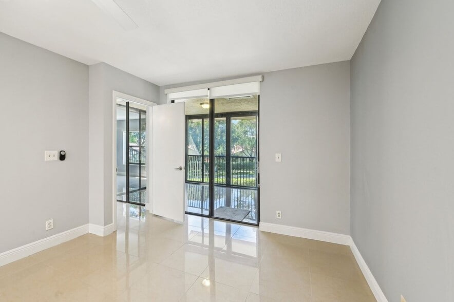 Building Photo - 2613 Carambola Cir N