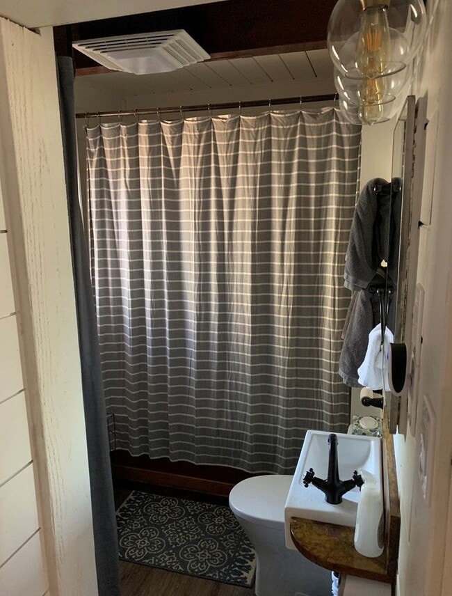 Building Photo - Lovely 3BD cabin style furnished home avail. for a Seasonal lease starting 5/15/26! Call to inqui...