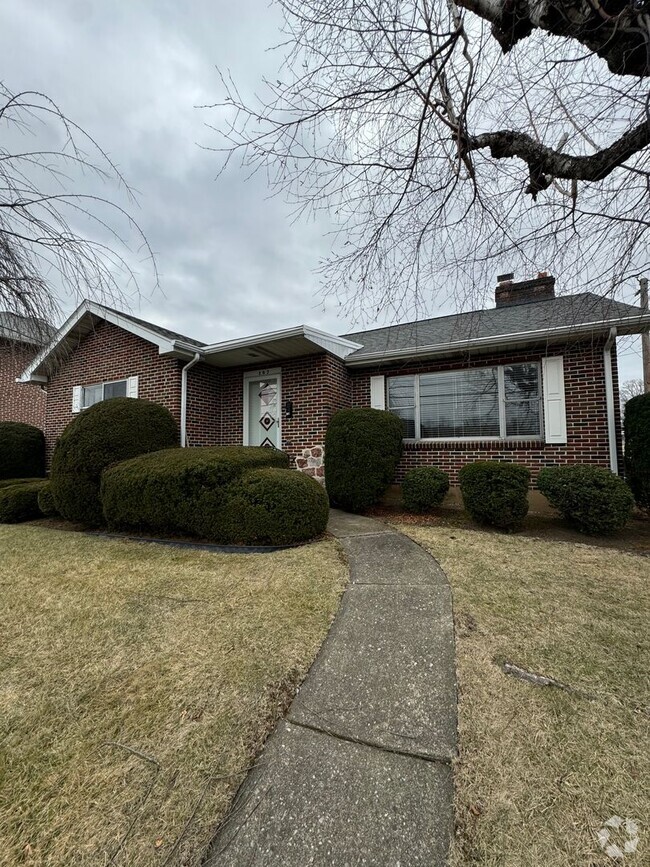 Building Photo - THREE BEDROOM RANCH in Northampton Schools