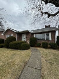 Building Photo - THREE BEDROOM RANCH in Northampton Schools