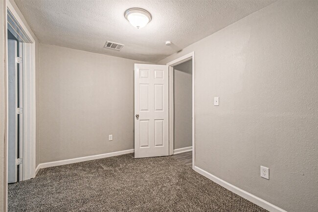 Building Photo - 1539 Pleasantville Dr