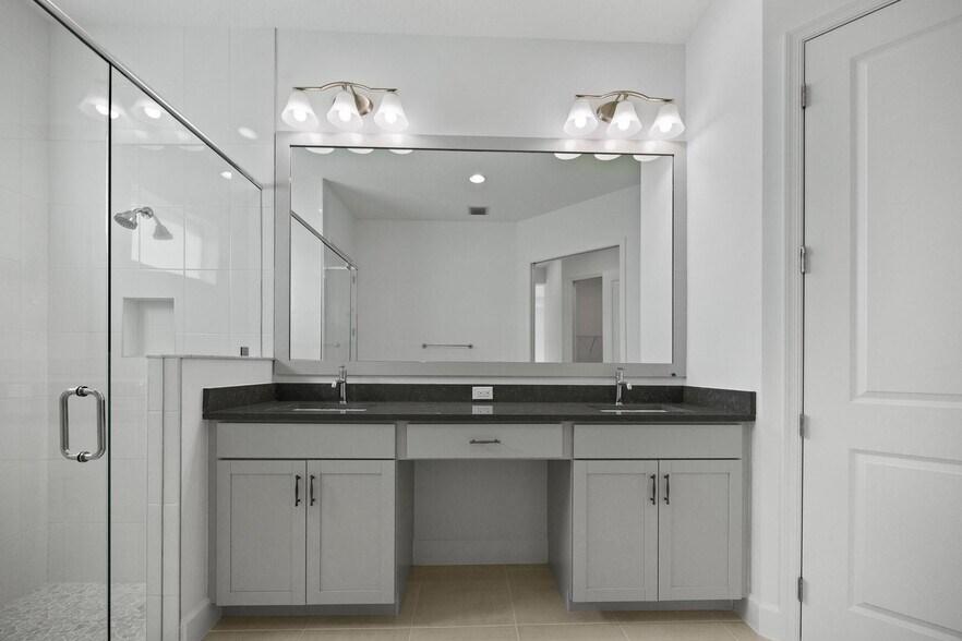 Building Photo - 15144 Wildwood Cir