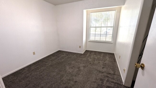 Building Photo - 3 Bedroom 2 Bath Home on Large Corner Lot