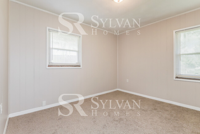 Building Photo - This cute home is ready for your personal ...