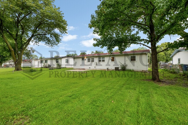 Building Photo - 211 E Meadowlark Rd