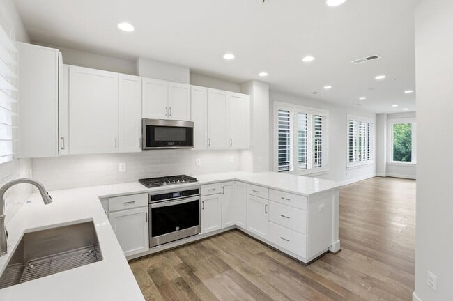 Building Photo - 6924 Rockledge Dr