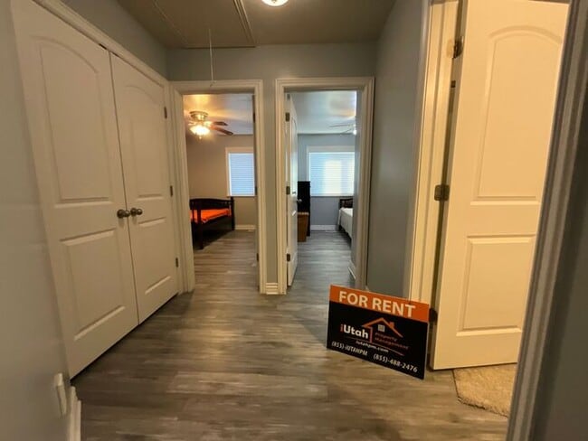 Building Photo - 3 bedroom 2 1/2 Bath Townhouse- Partially Furnished- Ready this month