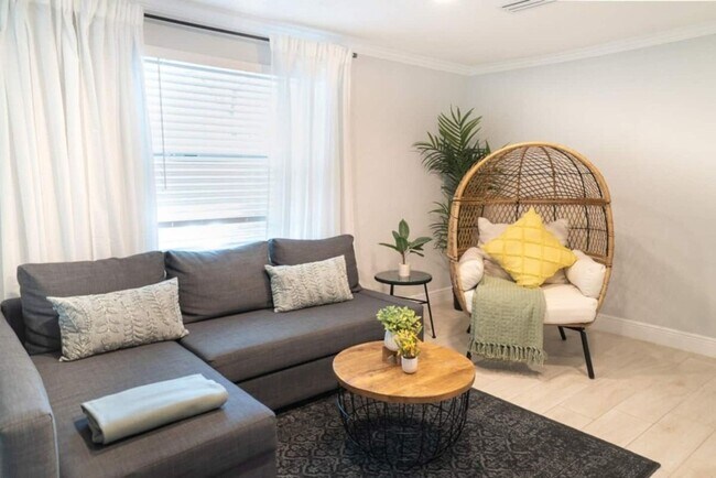 Building Photo - Fully Renovated Home Near Busch Gardens