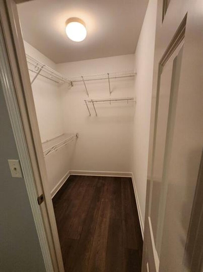 Building Photo - Spacious 3/2.5 Located Near Downtown Greenville!