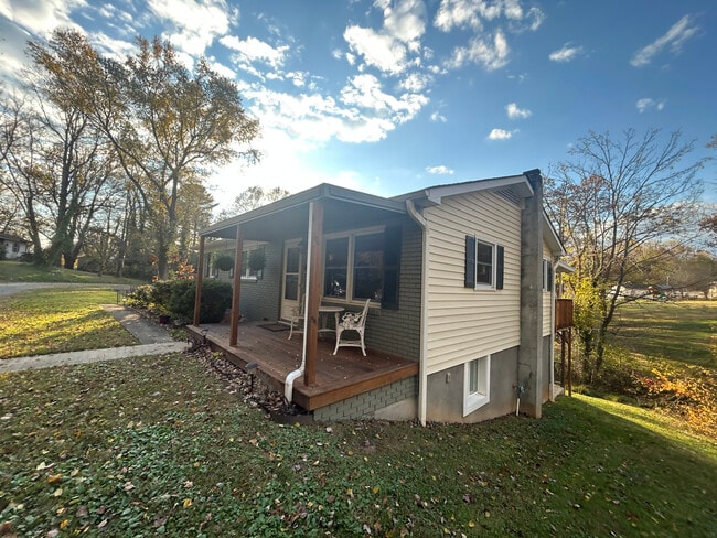 Building Photo - 44 Maple Ave