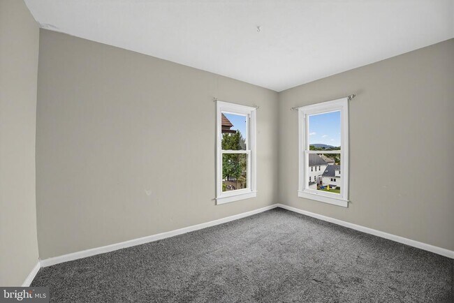 Building Photo - 1124 W Locust St
