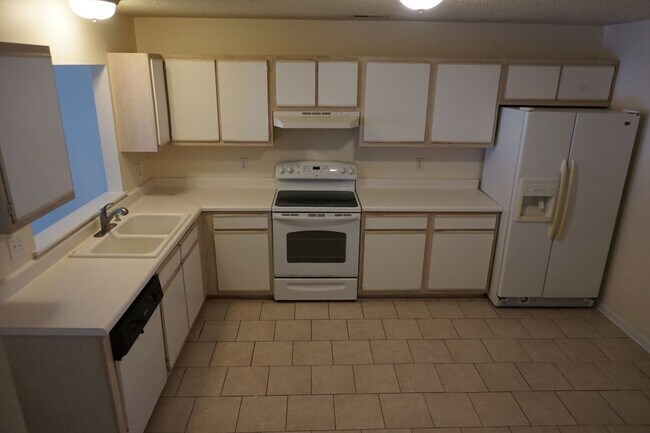 Building Photo - Two Bedroom Two and a Half Bathroom Townhouse located in Marsh Oaks Subdivision