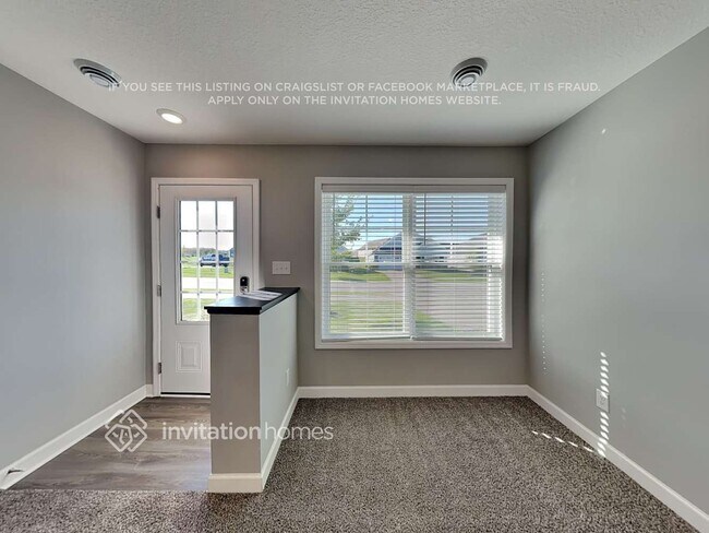 Building Photo - 10922 Glacier Ln N