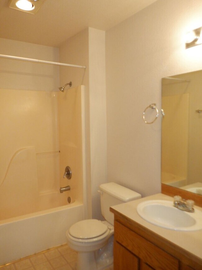 Building Photo - Single Level 2 Bed/2 Bath End Unit with Ga...