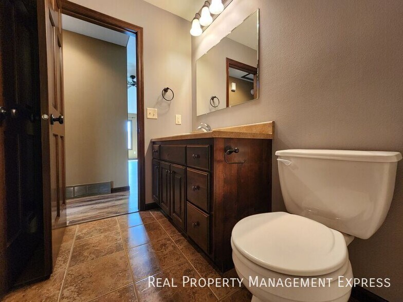 Building Photo - Modern 4 Bedroom 2 Bathroom Twin-Home in Tea