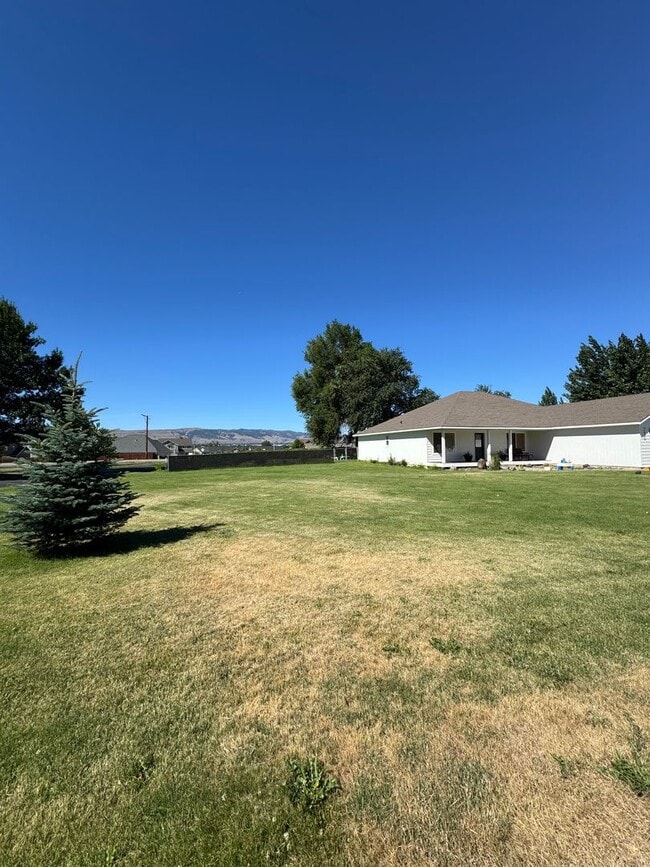 Building Photo - Expansive & Modern 4-Bedroom Home for Rent