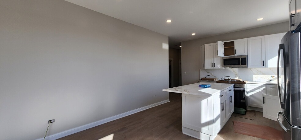 Building Photo - 2552 S Central Park Ave