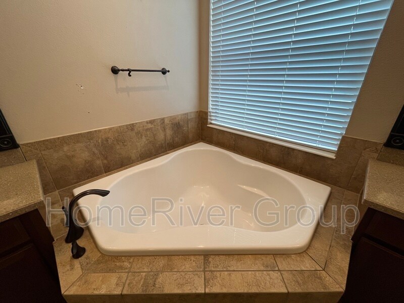 Building Photo - 8426 White Poplar Dr