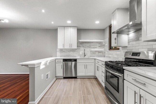 Building Photo - 4921 Sauquoit Ln