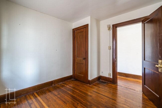 Building Photo - 1448 Summit St