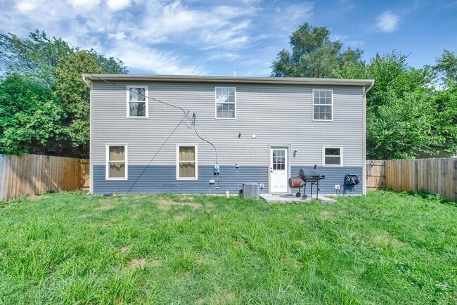 Building Photo - 1945 Woodcrest Rd