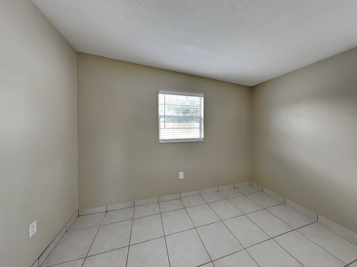 Building Photo - 2514 10th Ave Dr E