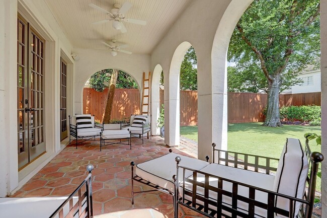 Building Photo - 3779 Robinhood St