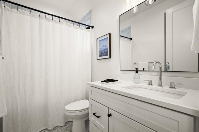 Building Photo - 2005 E 8th St