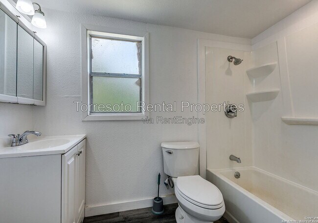 Building Photo - 611 Rochambeau St