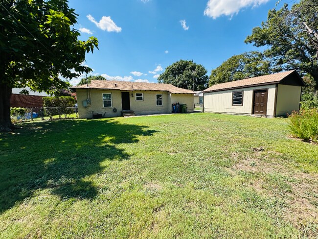 Building Photo - 2504 Avon Dr