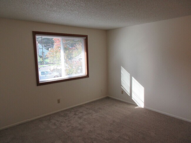 Building Photo - Two Bedroom Apartment w/ Washer and Dryer