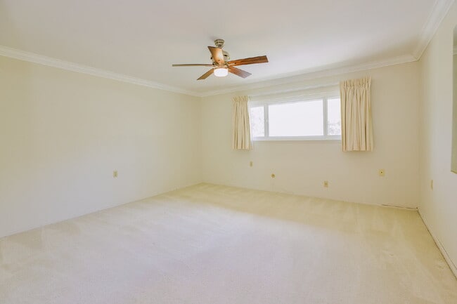 Building Photo - Spacious 3BD/3BA Condo with Enclosed Patio and Resort-style Amenities