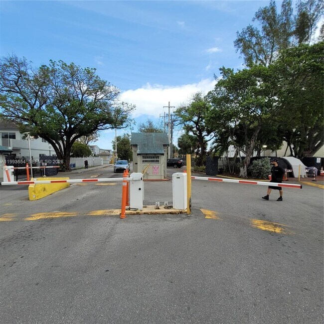 Building Photo - 10090 NW 80th Ct