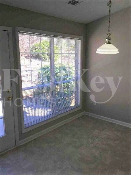 Building Photo - 799 Avalon Forest Way