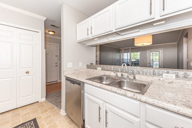 Building Photo - 2646 S Knightsbridge Cir