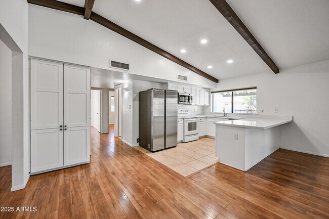 Building Photo - 1218 E Vinedo Ln