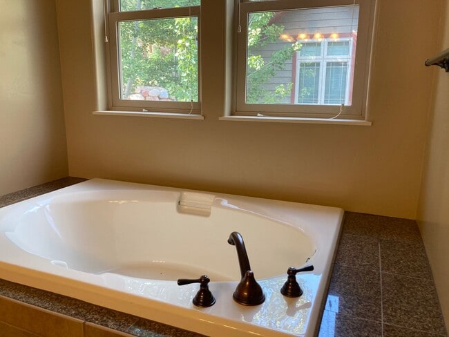 Building Photo - Custom home in the sought-after Edgemont H...