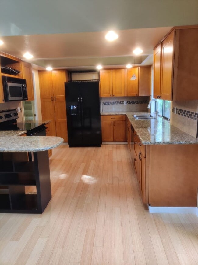 Building Photo - Private access to Lake Sammamish house