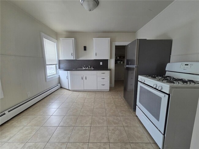 Building Photo - 292 Pleasant St