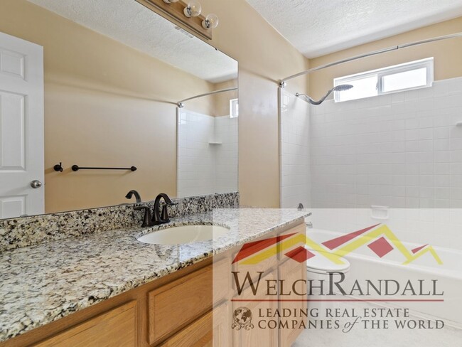 Building Photo - Charming Single-Family Home in Clinton